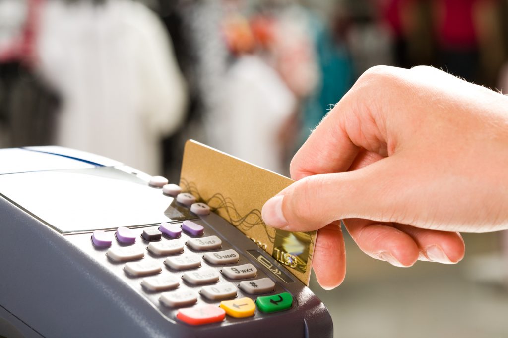 Milyen költségekkel jár egy hitelkártya?