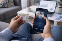 Videós azonosítás lépésről lépésre: Így igényelj hitelt a kanapéról 15 perc alatt 2026-ban